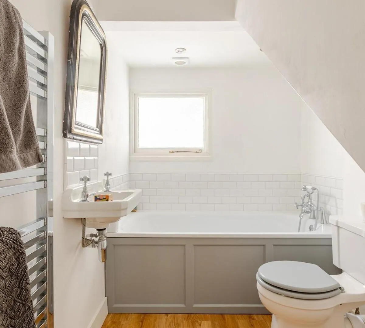 Perfect Brighton Getaway Near Beach, Town, Station