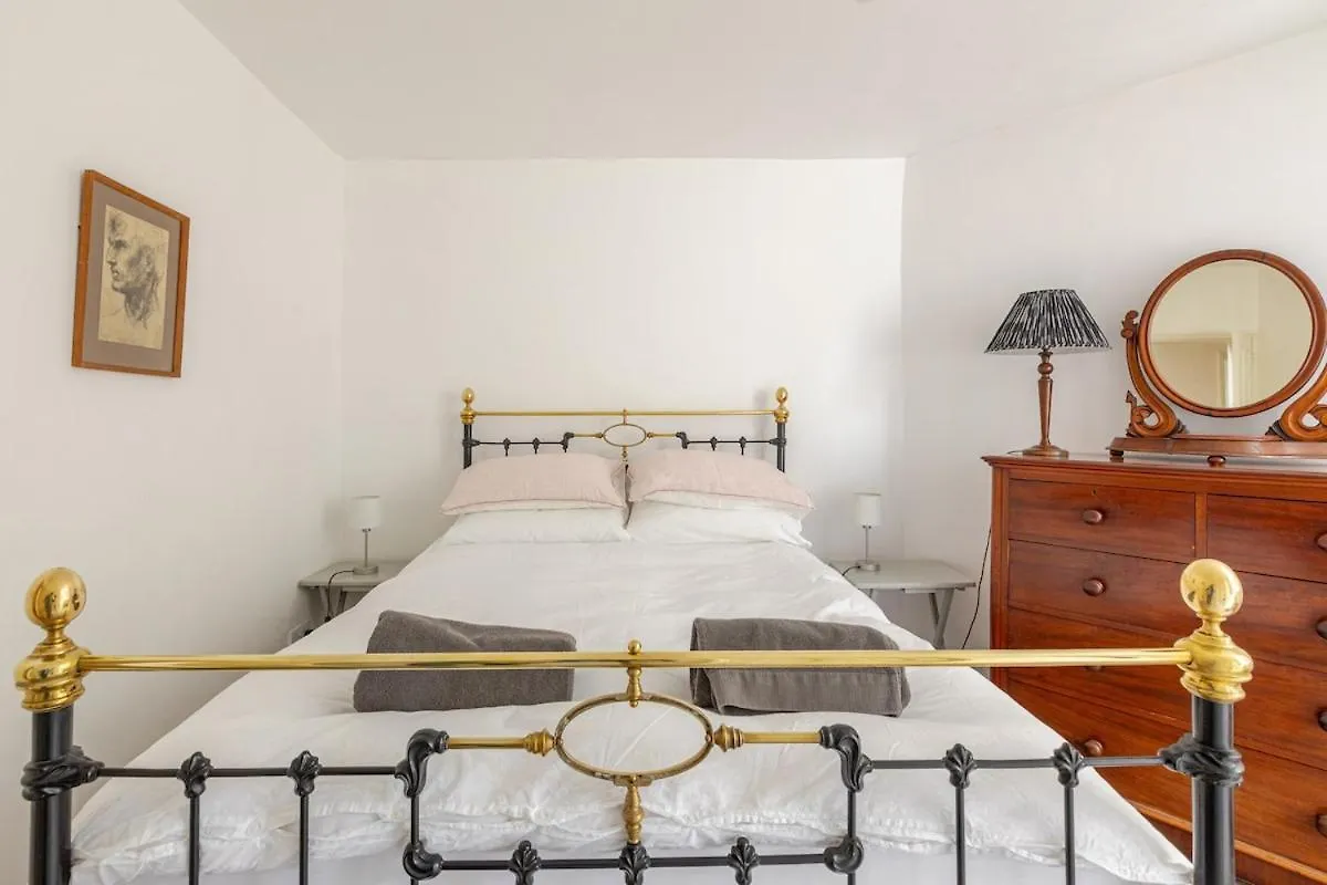 Perfect Brighton Getaway Near Beach, Town, Station