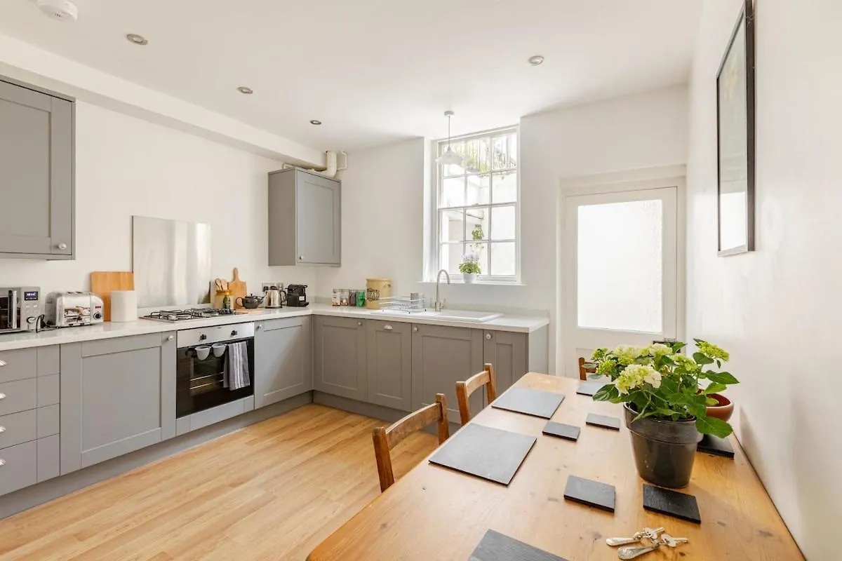 Perfect Brighton Getaway Near Beach, Town, Station 0*,  Wielka Brytania