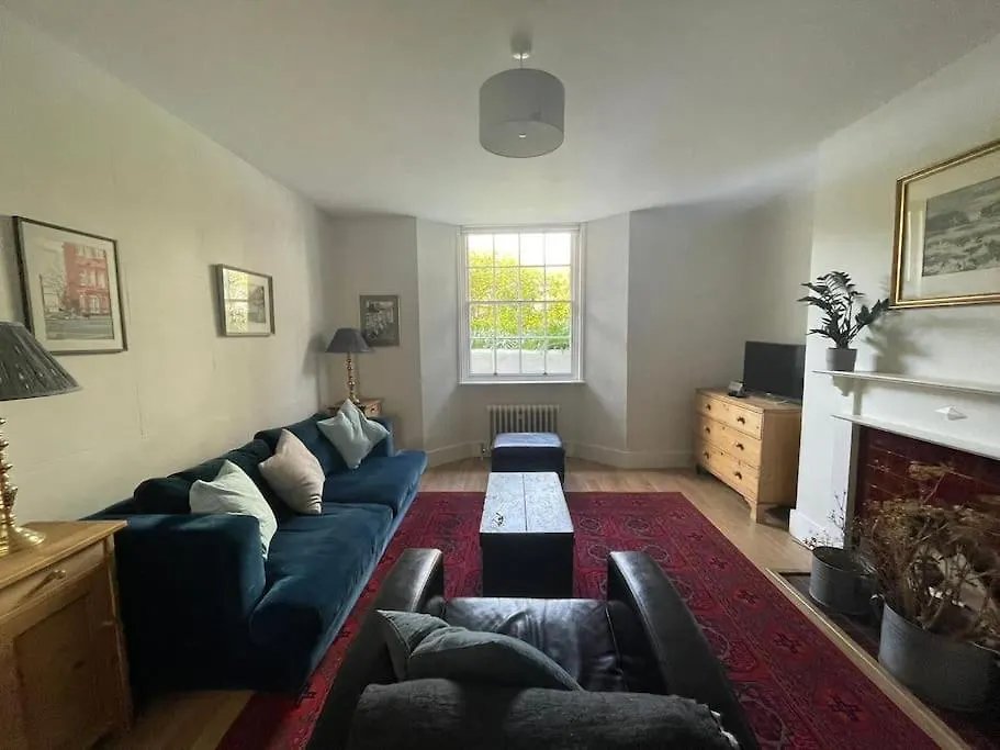 Apartment Perfect Brighton Getaway Near Beach, Town, Station