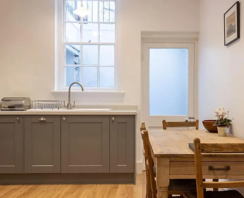 Apartment Perfect Brighton Getaway Near Beach, Town, Station
