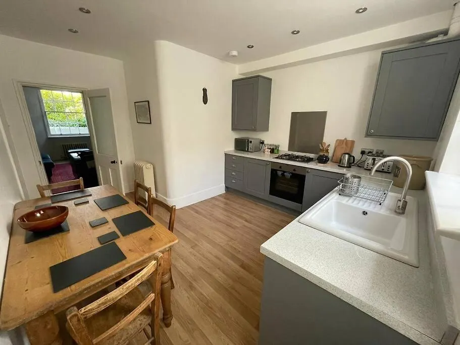 Perfect Brighton Getaway Near Beach, Town, Station Apartment