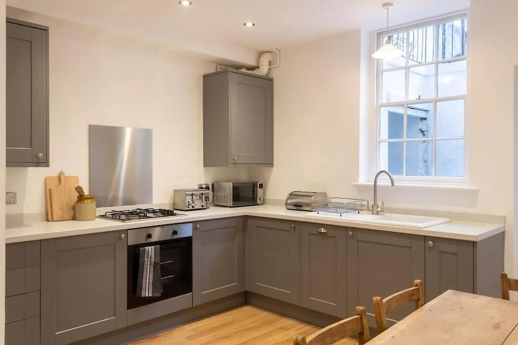 Perfect Brighton Getaway Near Beach, Town, Station 0*,